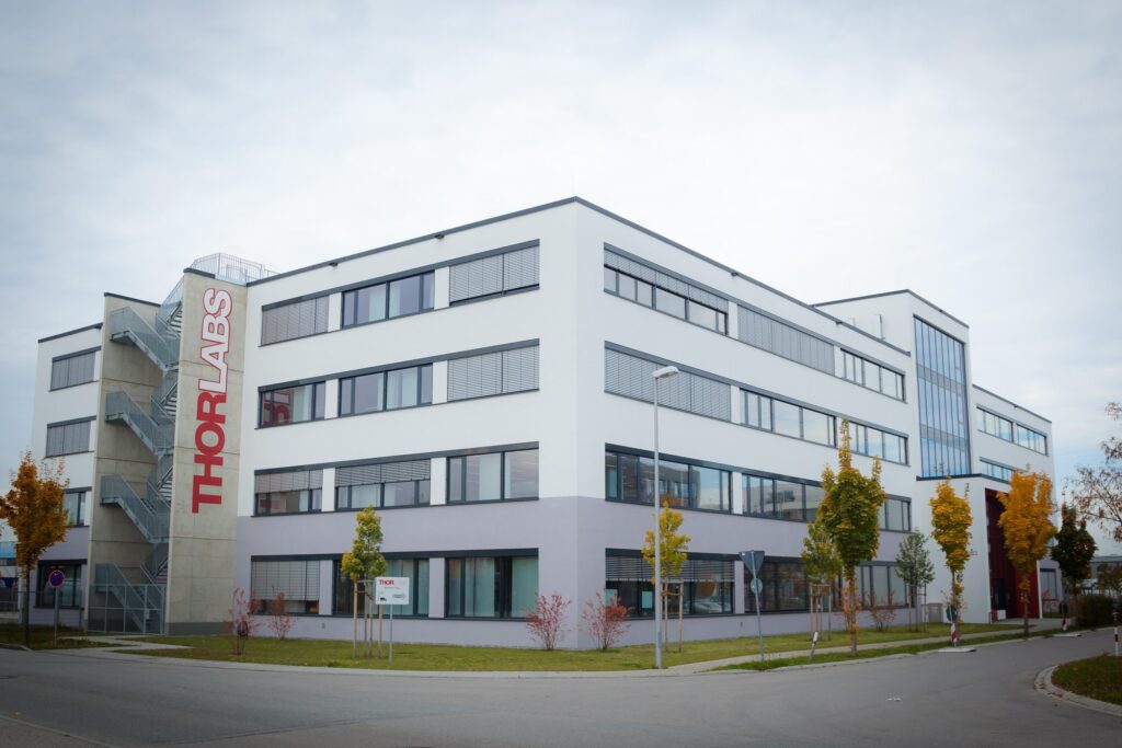 Neubau Betriebssitz Bergkirchen – Außenansicht über Eck