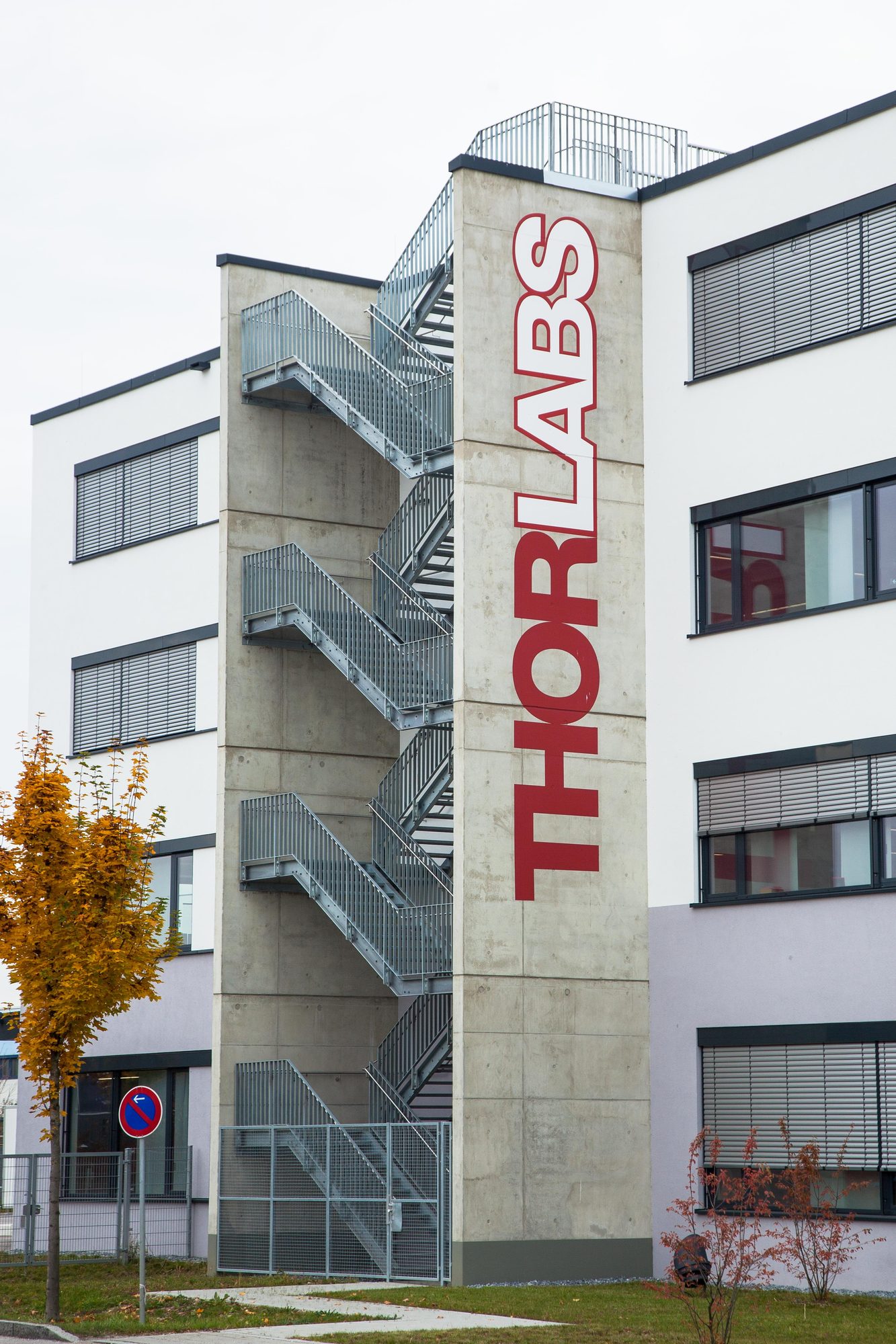 Neubau Betriebssitz Bergkirchen – Außentreppe am Betonkern