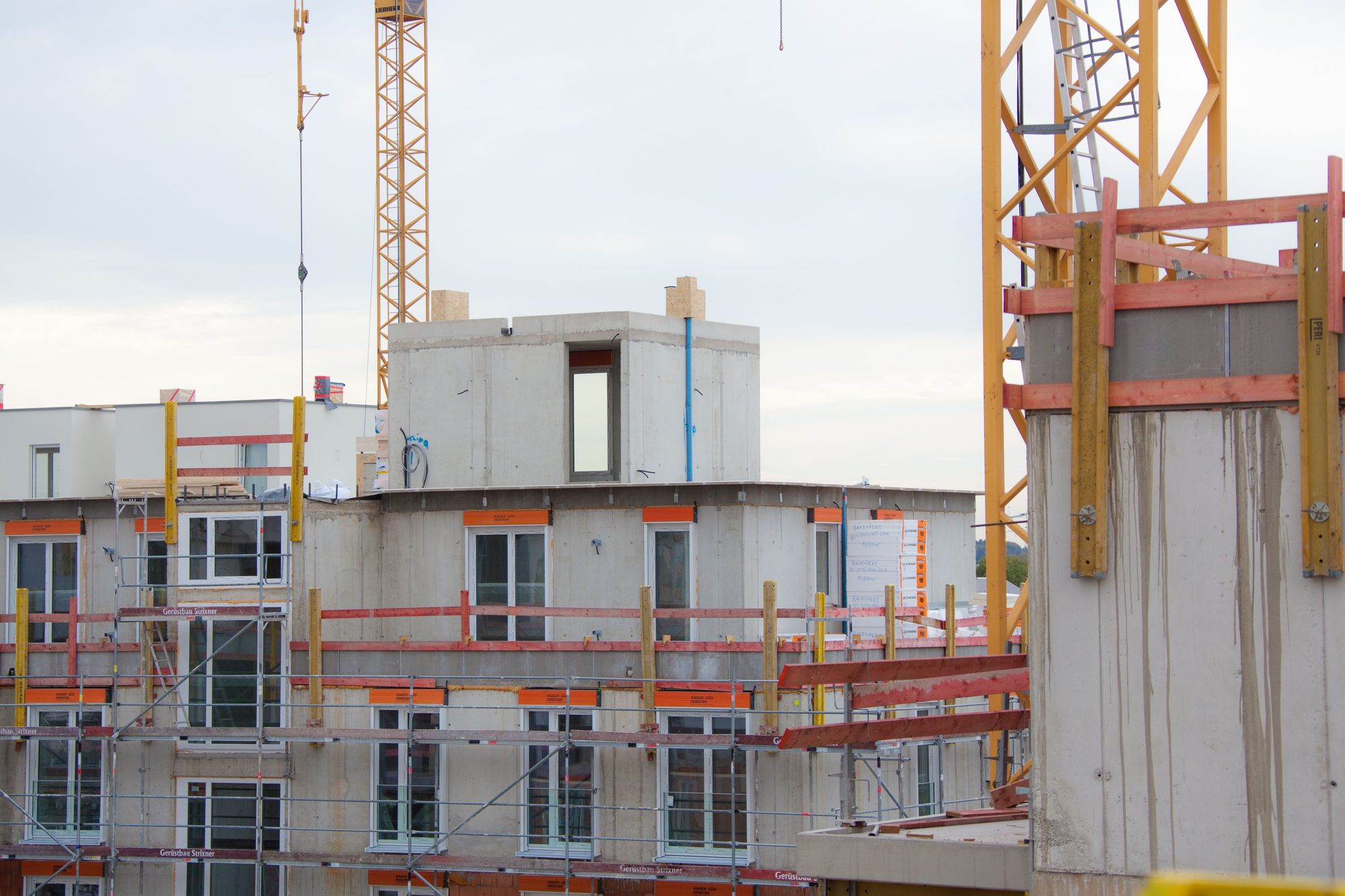 Wohnanlage Germering – Fassade mit Gerüst im Rohbau